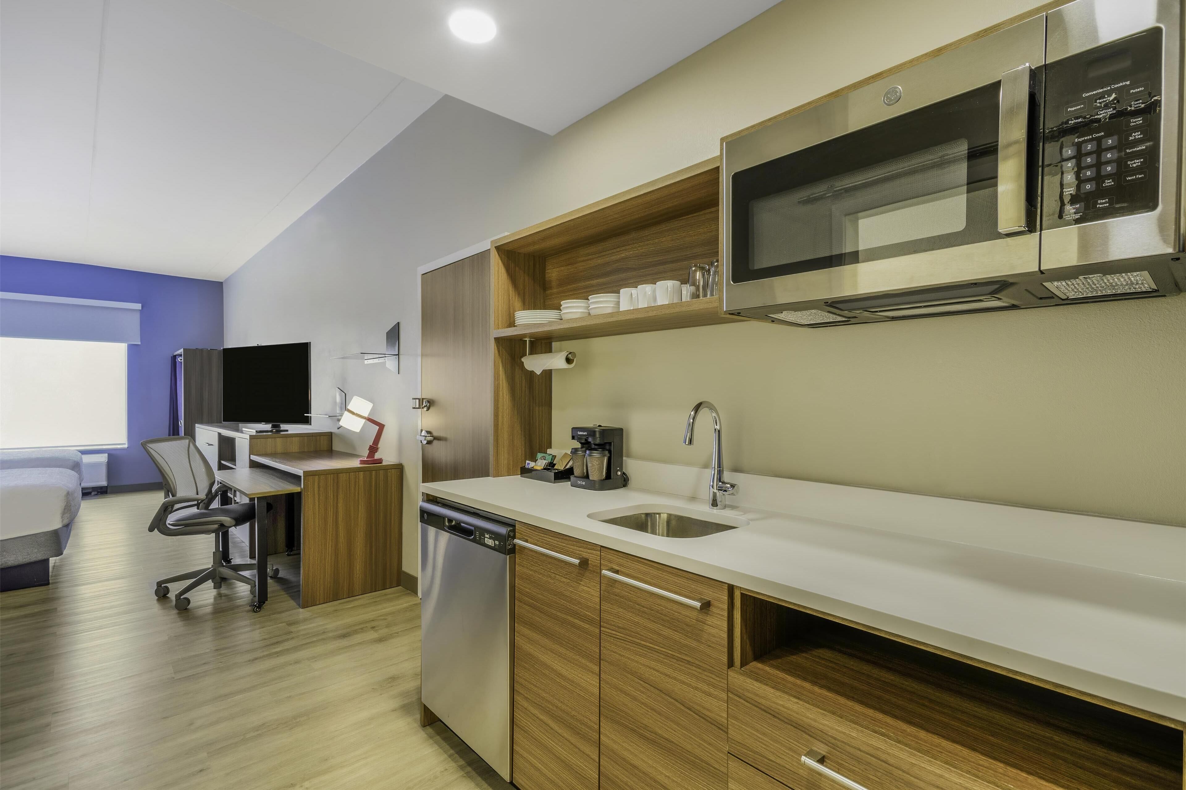 Studio Suite, 2 Queen Beds | Private kitchen