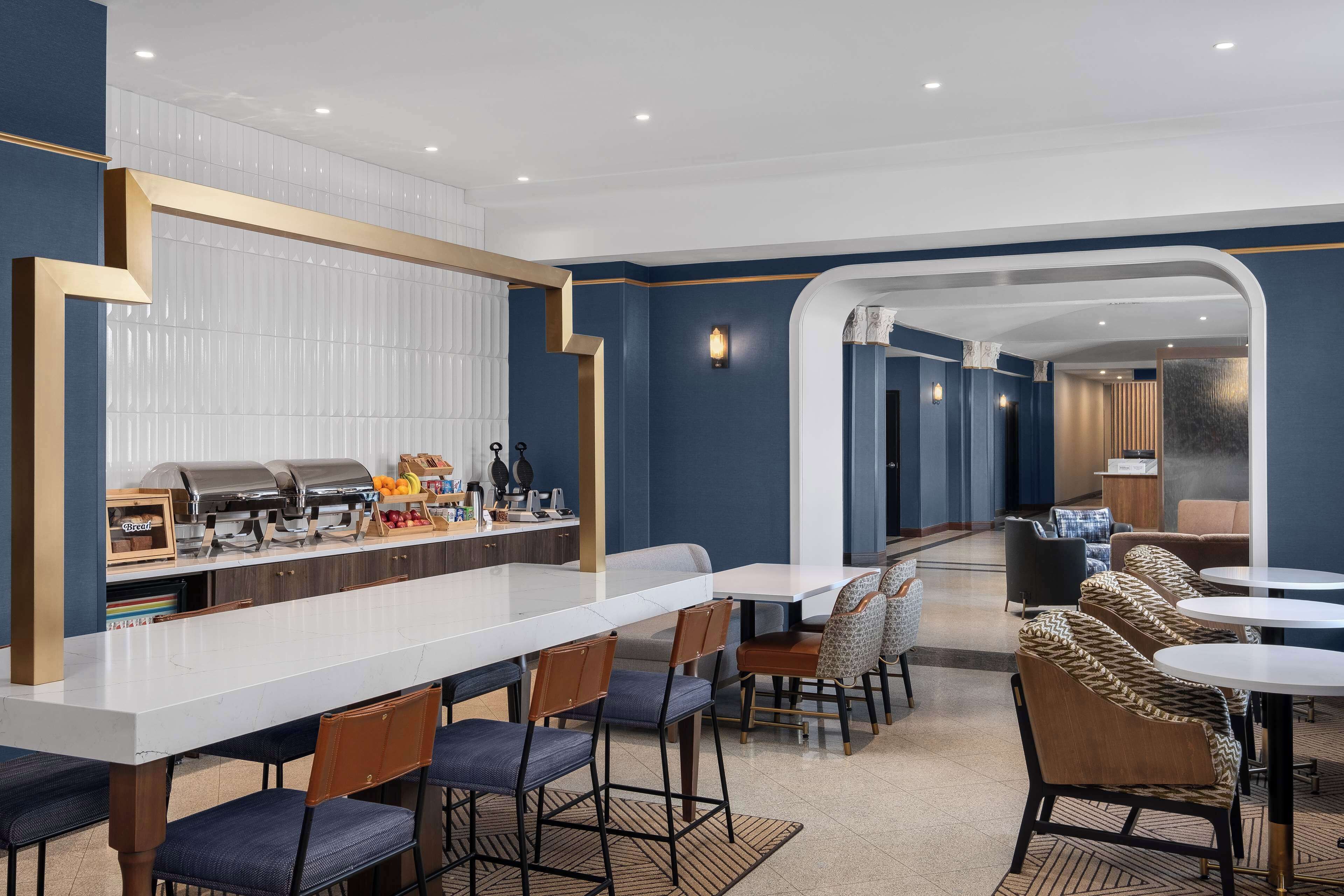 بوفيه فطور يوميًا بتكلفة قدرها (13 USD للشخص)