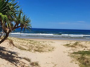 On the beach - Seaside Home- Direct beach access & pet friendly (Noosa)