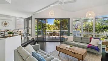 Een televisie en een stereo