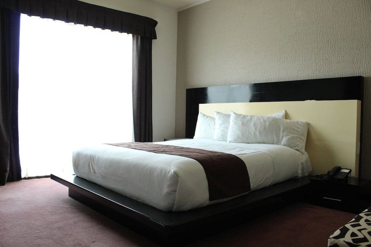 Studiosuite – standard | Minibar, skrivebord, skrivebord for bærbar PC og lydisolert