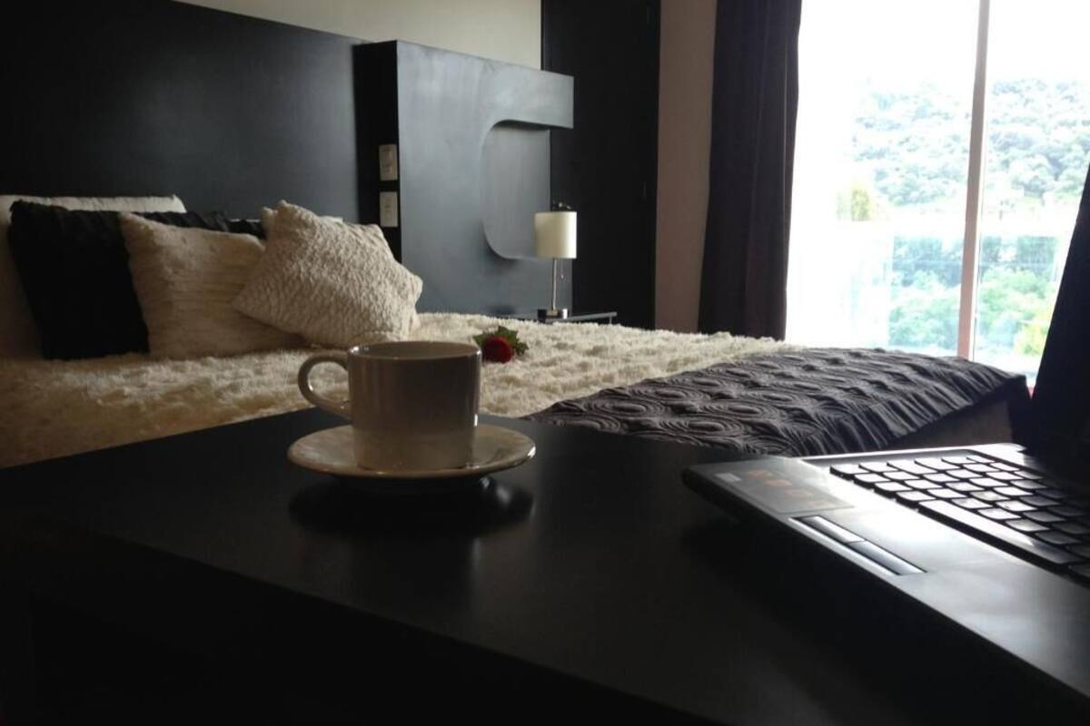 Studiosvit Junior | Minibar, skrivbord, arbetsyta för laptop och ljudisolering
