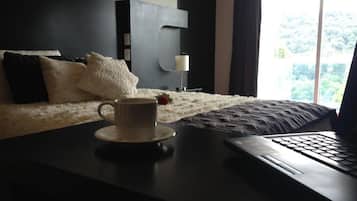 ميني بار ومكتب ومساحة عمل للكمبيوتر المحمول وتجهيزات عازلة للصوت