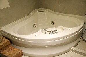 Minibar, desk, laptop workspace, soundproofing - Hotel Cancalli Tlaxcala (Tlaxcala)