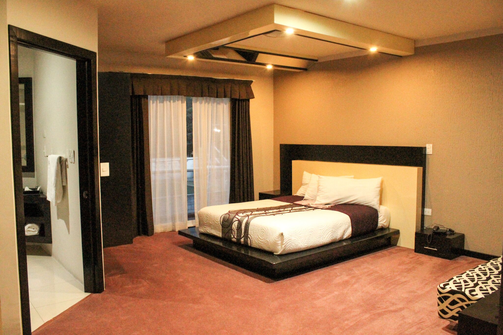 Minibar, masa, dizüstü bilgisayar çalışma alanı, ses yalıtımı 