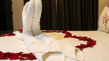 Minibar, escritorio, espacio para trabajar con laptop y insonorización