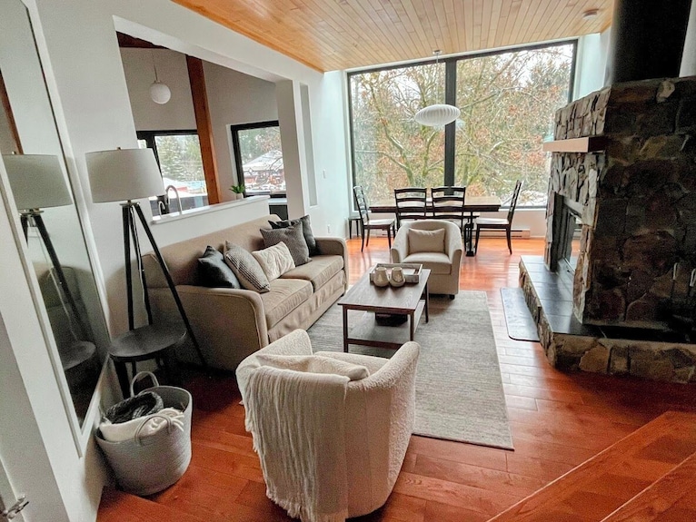 Spacious Penthouse - Wow! Village Square, Shopping, Dining, Free Parking, - Whistler