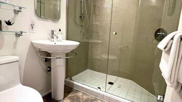 Een douche, een haardroger, handdoeken, zeep