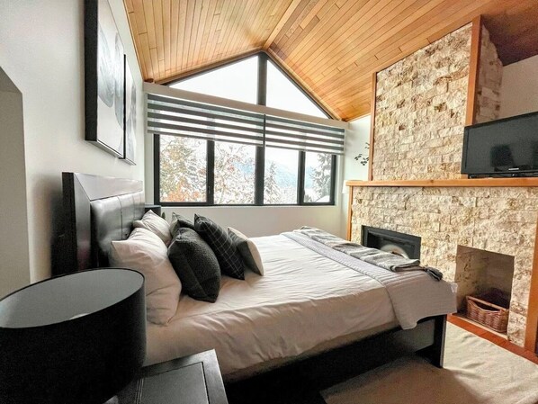 2 bedrooms, desk, iron/ironing board, WiFi - Village Penthouse. Steps to Lifts (Whistler)