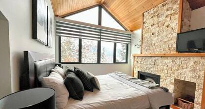 Spacious Penthouse - WOW! Village Square, Shopping, Dining, Free Parking,