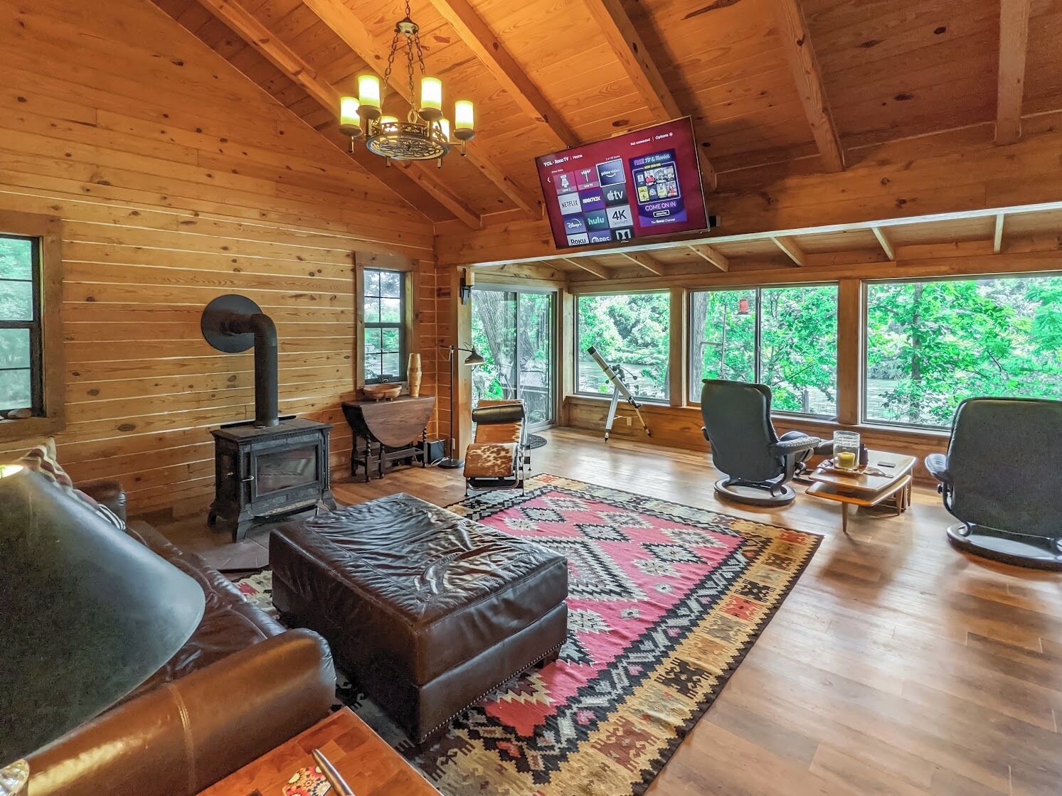 Waterfront 2-bedroom cabin on the White River near Calico Rock with WiFi, AC