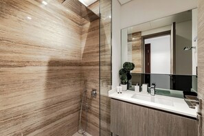 Premier-Apartment | Badezimmer | Dusche, kostenlose Toilettenartikel, Haartrockner, Hausschuhe