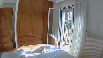 1 quarto, cofres nos quartos, ferros/tábuas de passar roupa