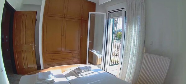 1 quarto, cofres nos quartos, ferros/tábuas de passar roupa