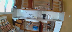 Kühlschrank, Ofen, Wasserkocher mit Kaffee-/Teezubehör, Wasserkocher