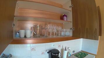 Fridge, oven, coffee/tea maker, electric kettle