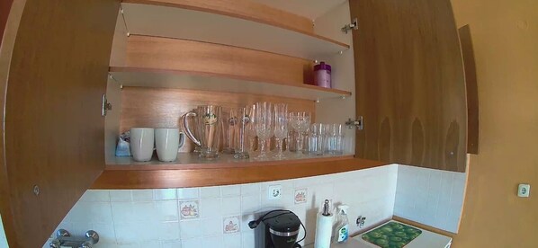 Fridge, oven, coffee/tea maker, electric kettle