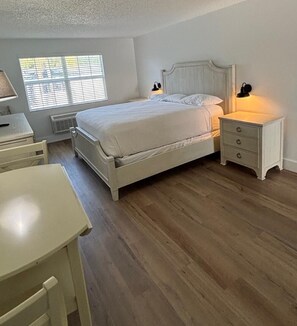 Standard Room | Iron/ironing board, bed sheets - Castaways On The River (Astor)