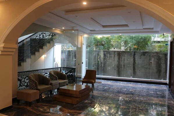 Lobby sitting area - Vorano Hotel Islamabad (Islamabad)