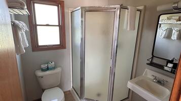 Basic Double Room | Bathroom