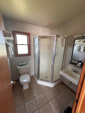 Basic Double Room | Bathroom | Hair dryer, towels, soap, shampoo - Grant Hills Motel (Galena)