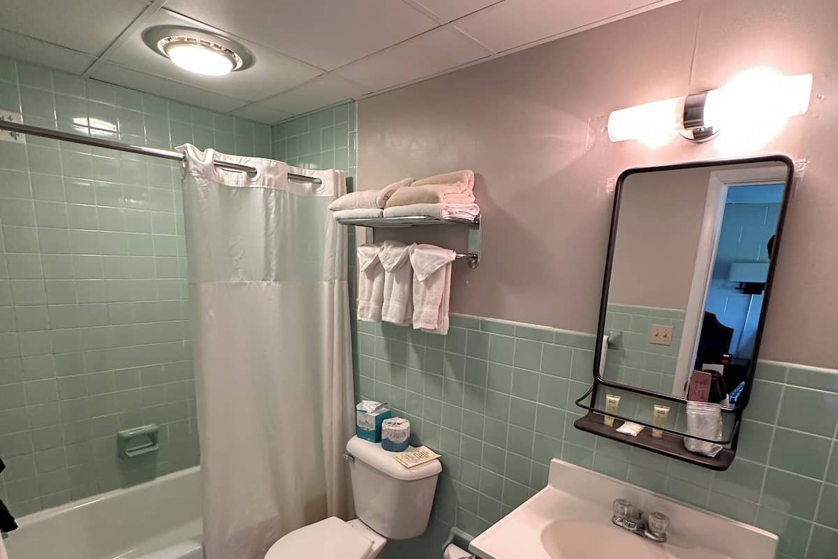 Basic-Dreibettzimmer | Badezimmer