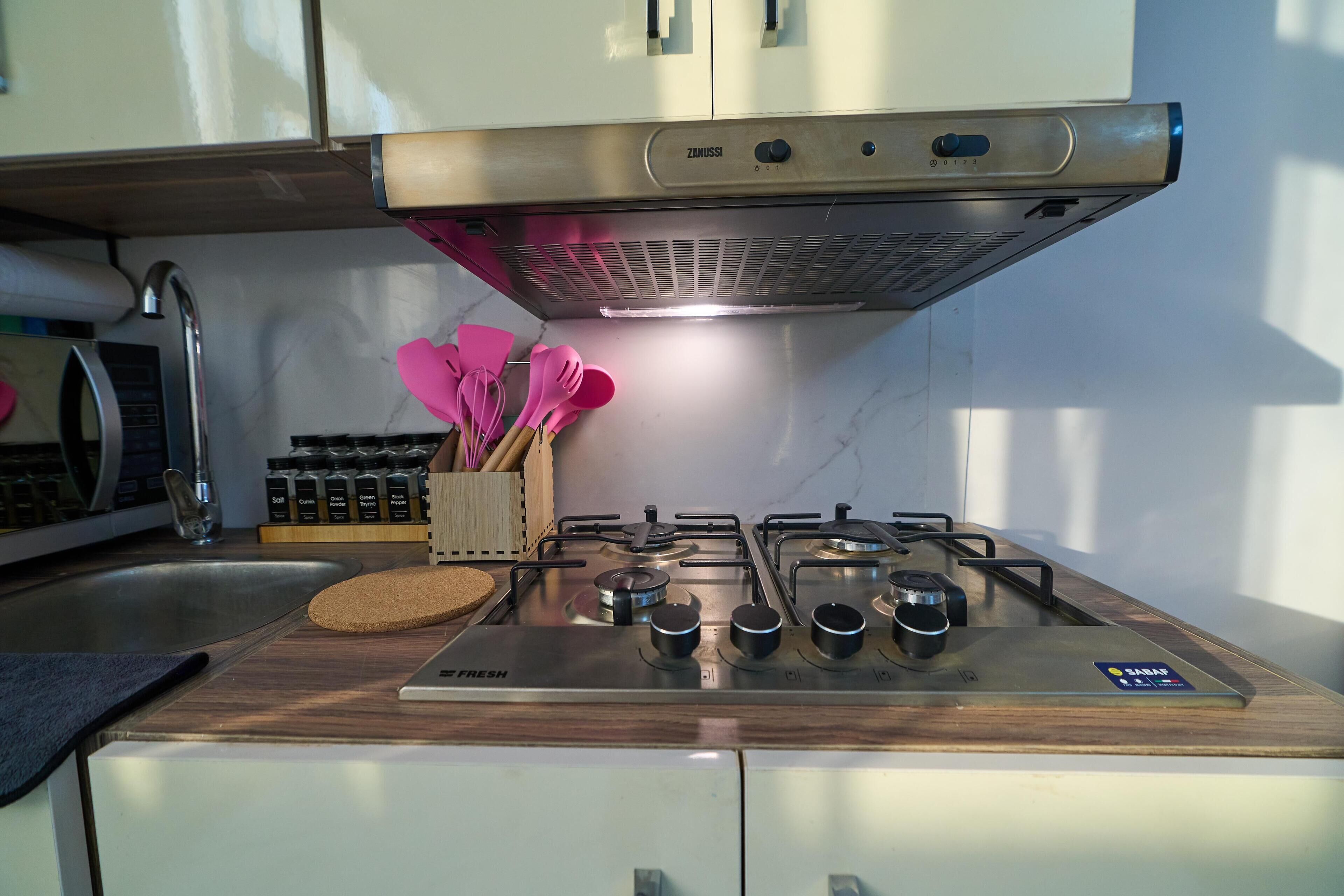 Refrigerador, microondas, horno y parrilla de estufa 