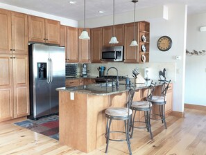 Brødrister, høy barnestol, hurtigmikser og kjøkkenutstyr