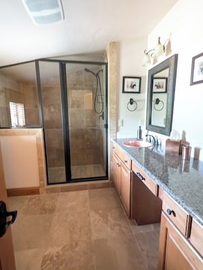 Shower, hair dryer, towels, soap - Beautiful 4 Bdr 4 Full bath TH with views of the ski area and on the bus line (Steamboat Springs)