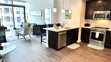 Jääkaappi, mikroaaltouuni, uuni, liesi