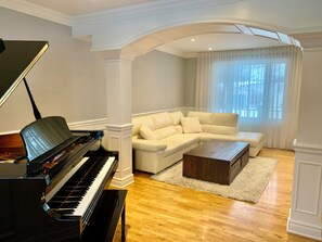 Smart TV, offices, printers - Renovated Canadian-Style Home, Near Everything ! (Mascouche)