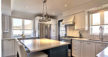 Renovated Canadian-style Home - Near Everything !