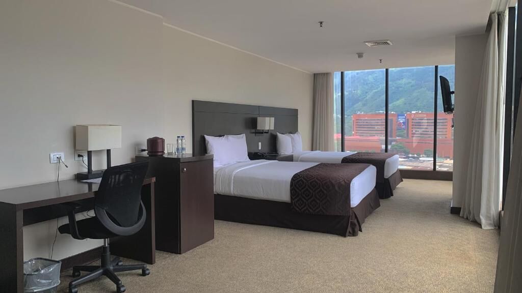 デラックス ルーム | セーフティボックス (室内)、デスク、ノートパソコン用作業スペース、アイ  ロン / アイロン台