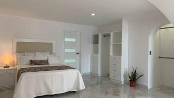 4 bedrooms, desk, iron/ironing board, travel crib