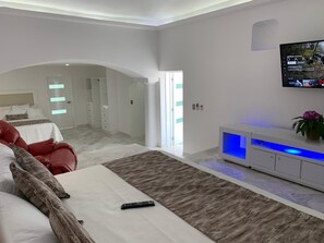 4 soverom, skrivebord, strykejern/-brett og reiseseng for barn