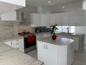 Kjøleskap, mikrobølgeovn, ovn og kokeplater