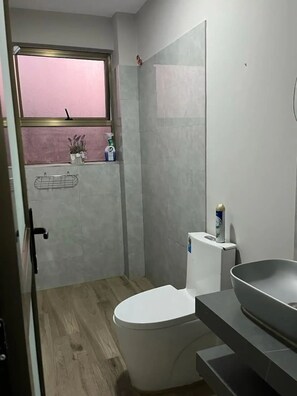 Pyyhkeet, saippua, vessapaperi