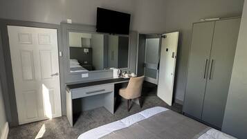 Kamar Double Mewah, 1 Tempat Tidur Double, pemandangan kebun | Meja kerja, ruang kerja ramah laptop, dan setrika/meja setrika