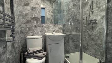 Luxury Double Room, 1 Double Bed, Garden View | Bathroom | Shower, towels, soap, shampoo