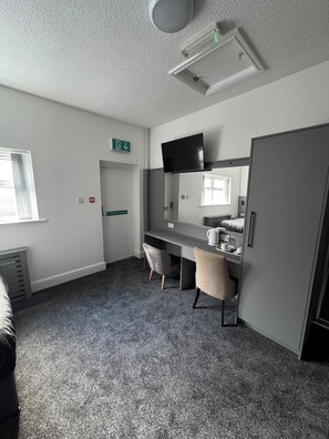 Desk, laptop workspace, iron/ironing board, free WiFi - Waverley park house (Preston)