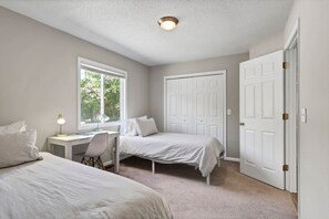 3 bedrooms, desk, travel cot, WiFi
