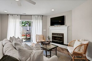 TV - Central Townhome 6 Min to Beach & Shopping! (Wilmington)