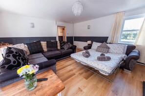 Fernseher, DVD-Player, Bücher, Arbeitsbereiche