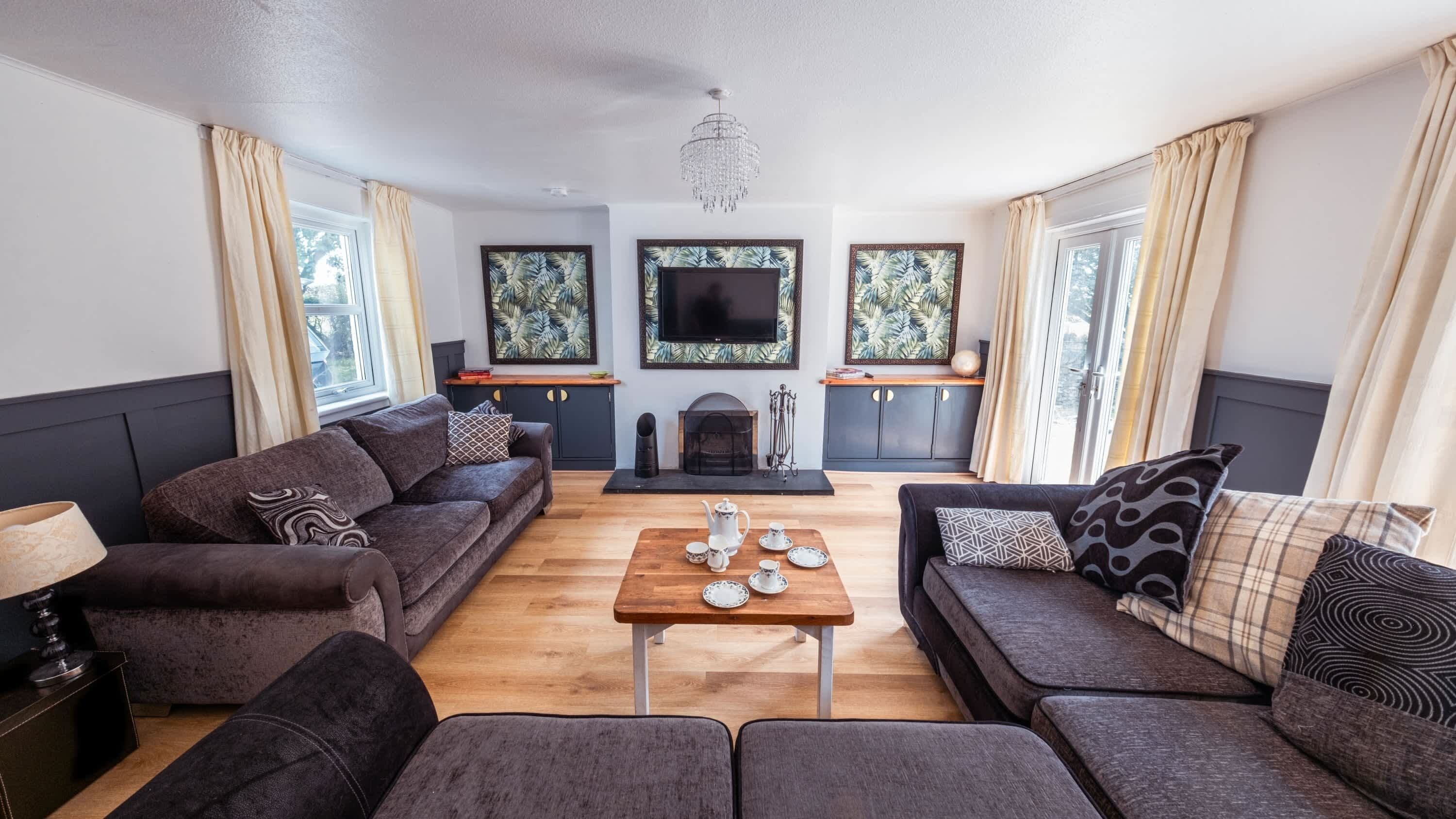 Fernseher, DVD-Player, Bücher, Arbeitsbereiche