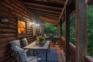Outdoor dining - Grace Haven Cabin— Luxury Hot Tub, Game Room, Fire Pit & Close to Ski Resort (Maggie Valley)