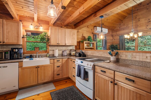Private kitchen - Grace Haven Cabin— Luxury Hot Tub, Game Room, Fire Pit & Close to Ski Resort (Maggie Valley)