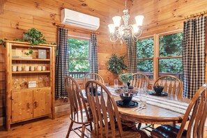 Dining - Grace Haven Cabin— Luxury Hot Tub, Game Room, Fire Pit & Close to Ski Resort (Maggie Valley)