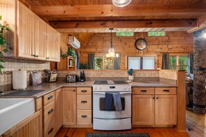 Private kitchen - Grace Haven Cabin— Luxury Hot Tub, Game Room, Fire Pit & Close to Ski Resort (Maggie Valley)