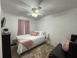 3 habitaciones, escritorio y tabla de planchar con plancha 