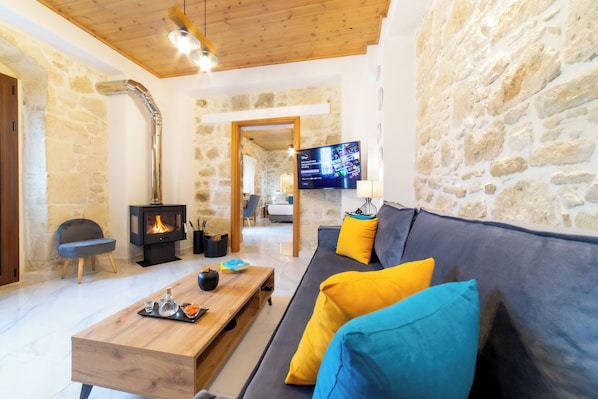 Smart TV y chimenea 